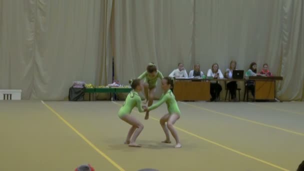 Concursos infantiles de gimnasia — Vídeo de stock