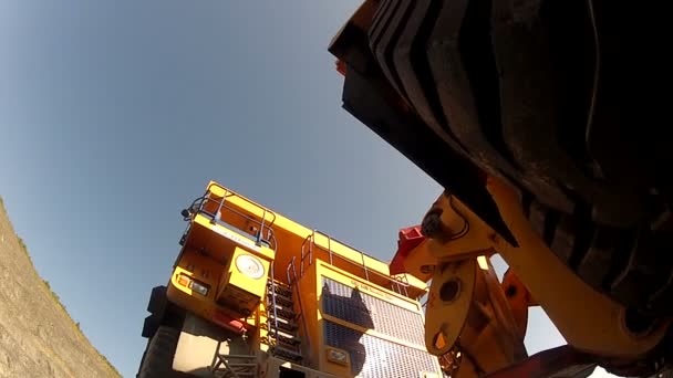 Big yellow mining truck at worksite — Stock Video