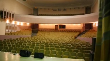 büyük boş sinema ile konforlu deri koltuklar