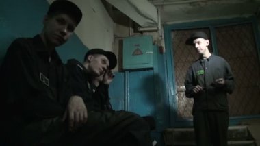 Mahkumları Koridorda yürü