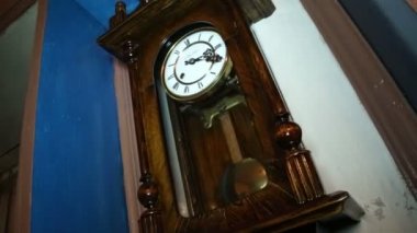 antika saat sarkaç ile