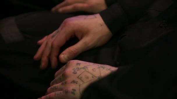 Mannen med tatuering — Stockvideo