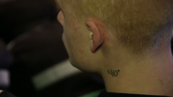 Человек с татуировкой — стоковое видео