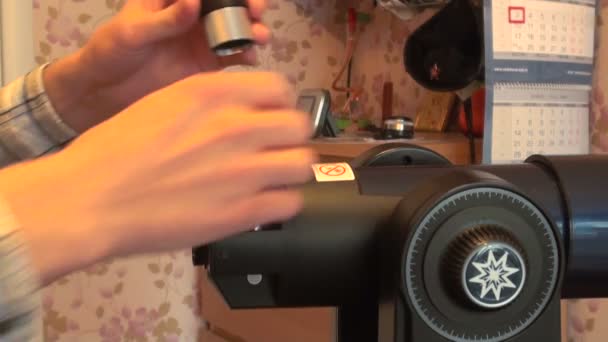Tonåring ser genom ett teleskop — Stockvideo