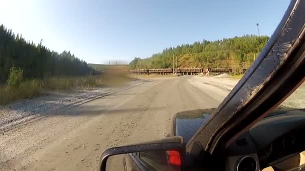 Paseo en el coche a través del cruce ferroviario — Vídeo de stock