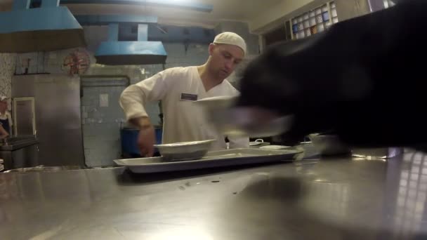 교도소 식당에서 점심 식사 — 비디오