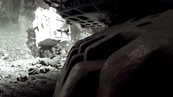 Μεγάλο κίτρινο ορυχεία φορτηγό στο εργοτάξιο — Αρχείο Βίντεο
