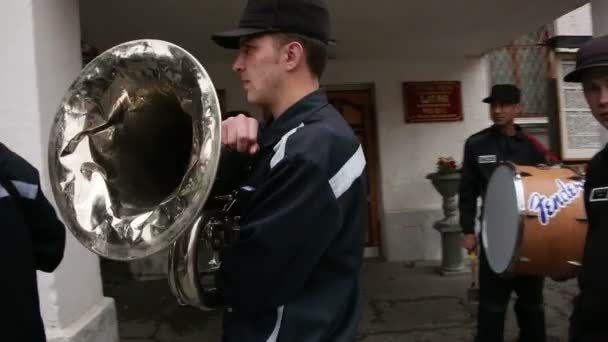 Rehearsing play on brass instruments — Stock Video