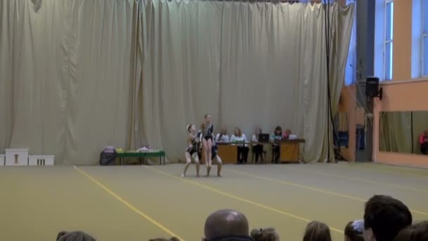 Concursos infantiles de gimnasia — Vídeo de stock