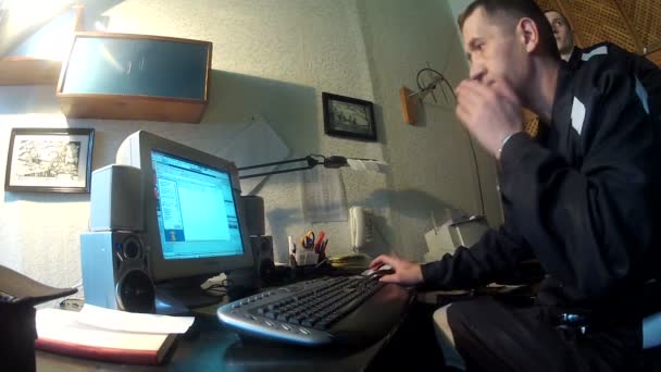 Hombre trabajando en la computadora — Vídeo de stock