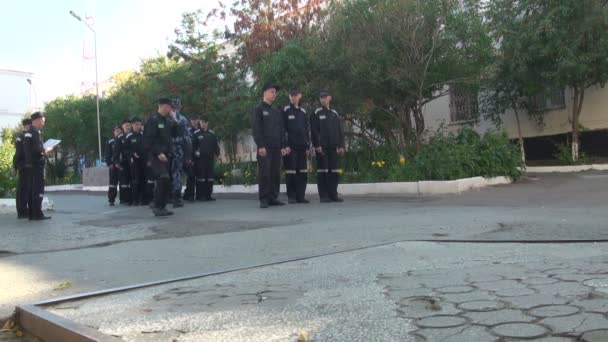 Des prisonniers marchent dans le couloir — Video