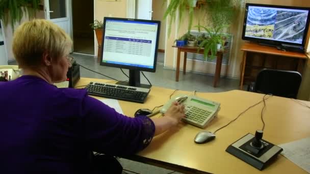 Trabalhador de escritório que trabalha em uma mesa — Vídeo de Stock