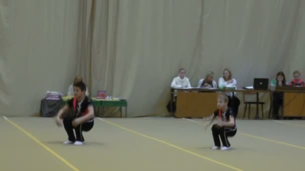 Concursos infantiles de gimnasia — Vídeo de stock