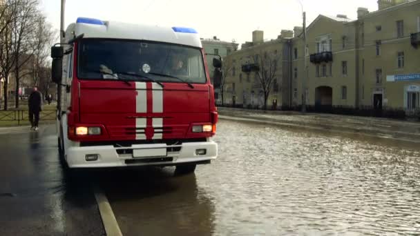 Автомобиль на затопленной дороге после сильных дождей — стоковое видео