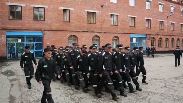 Des prisonniers marchent dans le couloir — Video