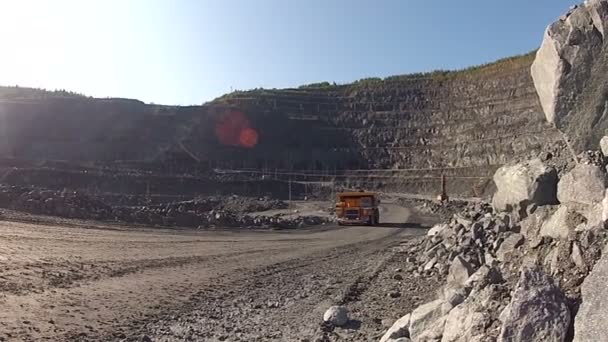 Carrera coche de carga pesada, camión volquete — Vídeo de stock