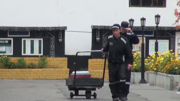 Binaya girerken mahkumlar — Stok video
