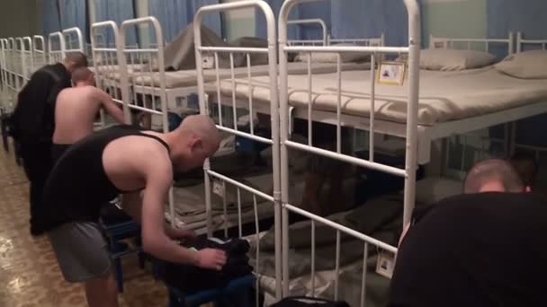 Morgenaufstand der Häftlinge in einer Gefängniszelle. — Stockvideo