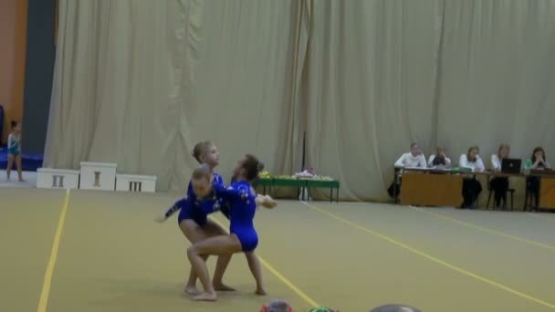 Dětské soutěže v gymnastice — Stock video