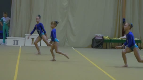 Concursos infantiles de gimnasia — Vídeo de stock