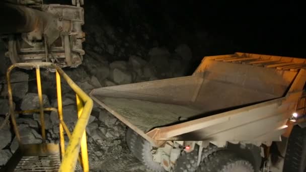 Grote gele mijnbouw vrachtwagen bij worksite — Stockvideo