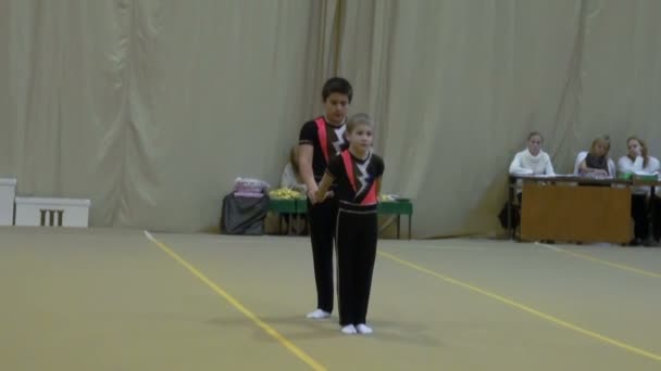 Concursos infantiles de gimnasia — Vídeo de stock