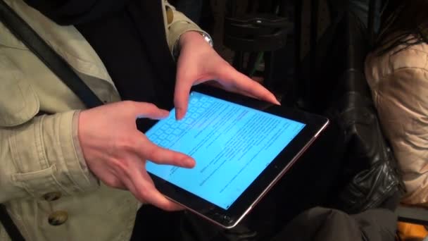 Hombre que utiliza el ordenador tableta ipad en línea — Vídeo de stock