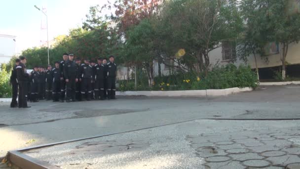 Des prisonniers marchent dans le couloir — Video