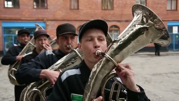 Zkoušeli hrát na dechové nástroje — Stock video