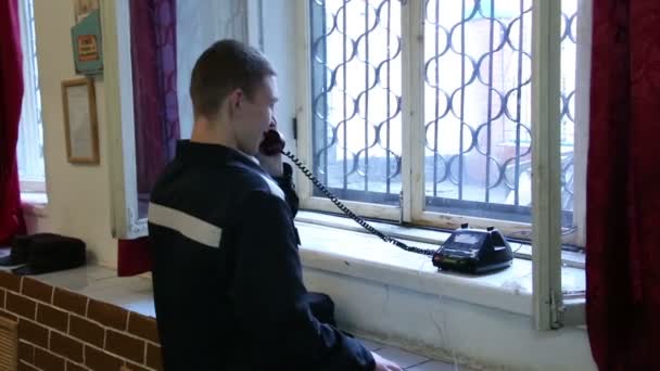 Prisonnier parlant téléphone — Video