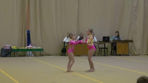Детские соревнования по гимнастике — стоковое видео
