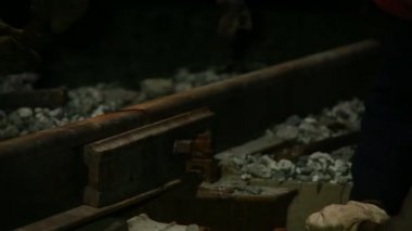 Demiryolu işçileri civatalama Demiryolu ağırlık izlemek