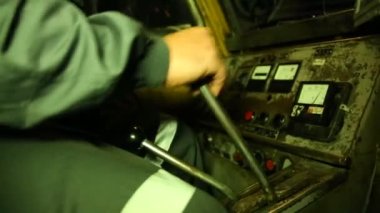 damperli kamyon şoförü direksiyonda