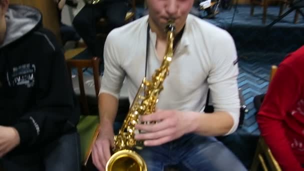 Rehearsing play on brass instruments — Stock Video