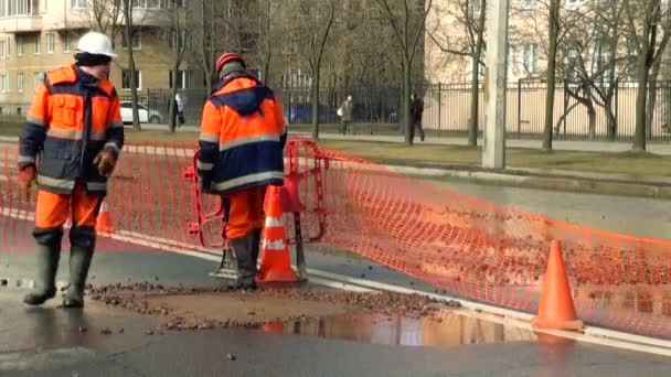 Road construction worker — Stock Video