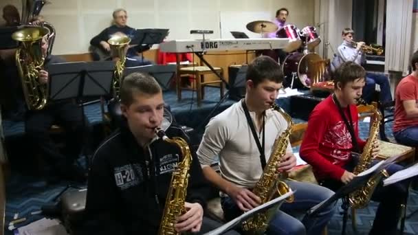 Play on brass instruments — Stock Video