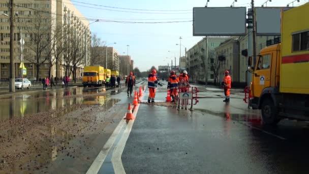 Travailleurs après réparation de l'asphalte — Video