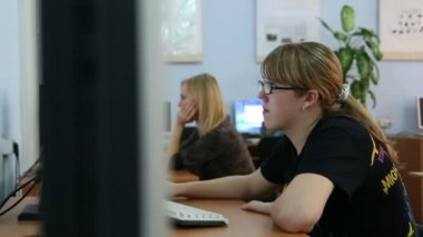 bilgisayarda çalışan adam