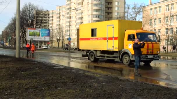 Auto na zaplavené silnice Po vydatném dešti — Stock video