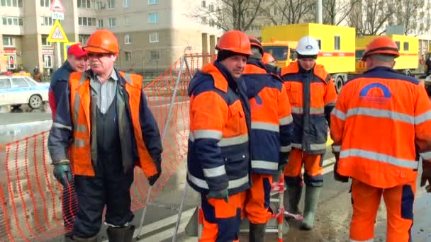 Road construction worker — Stock Video