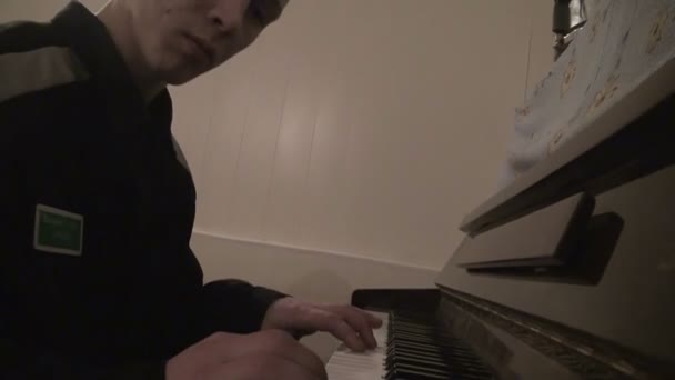 Uomo che suona il pianoforte — Video Stock