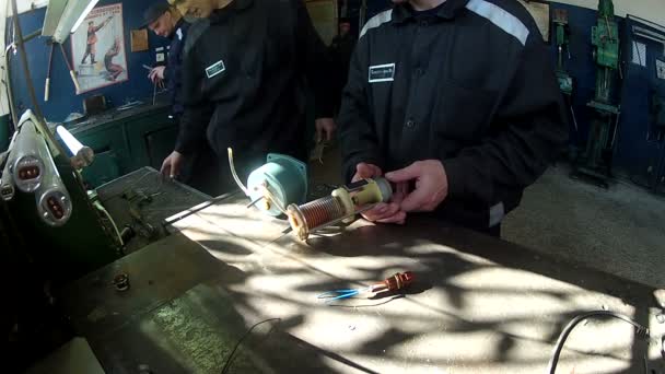 Convicted offenders on obligatory works. Manual labor. A prison — Stock Video