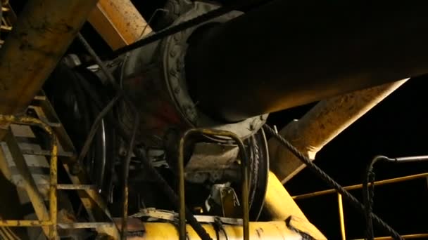 Большой многотонный грузовик с углем — стоковое видео