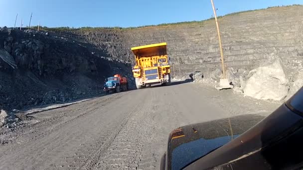 Carrière wagon lourd, camion à benne basculante — Video