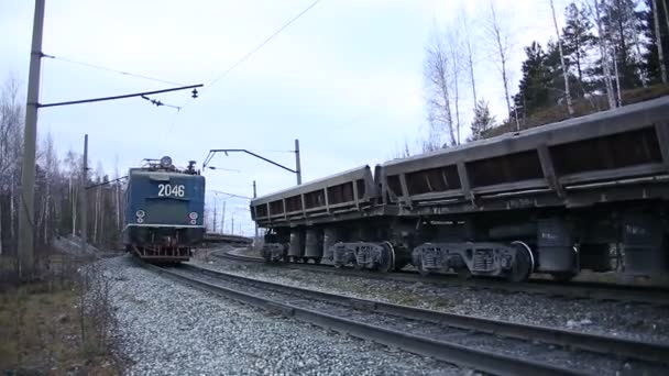 Een trein langzaam bewegen langs sporen — Stockvideo