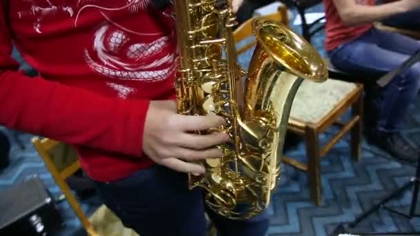 Rehearsing play on brass instruments — Stock Video