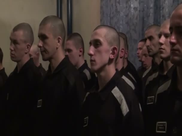 Inspektion der persönlichen Lebensbedingungen der Gefangenen. — Stockvideo
