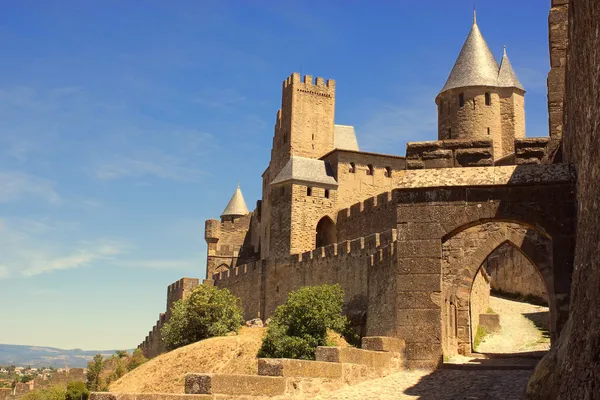 Miasto otoczone murami fortecy w carcassonne, w południowej Francji — Zdjęcie stockowe