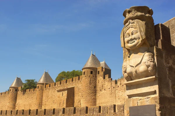 Het standbeeld van dame karkasbesmetting buiten carcassonne, Frankrijk — Stockfoto