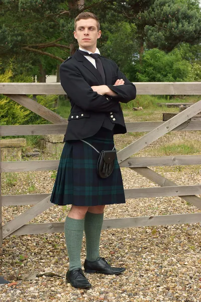 Hermoso joven escocés en un kilt Imagen de stock